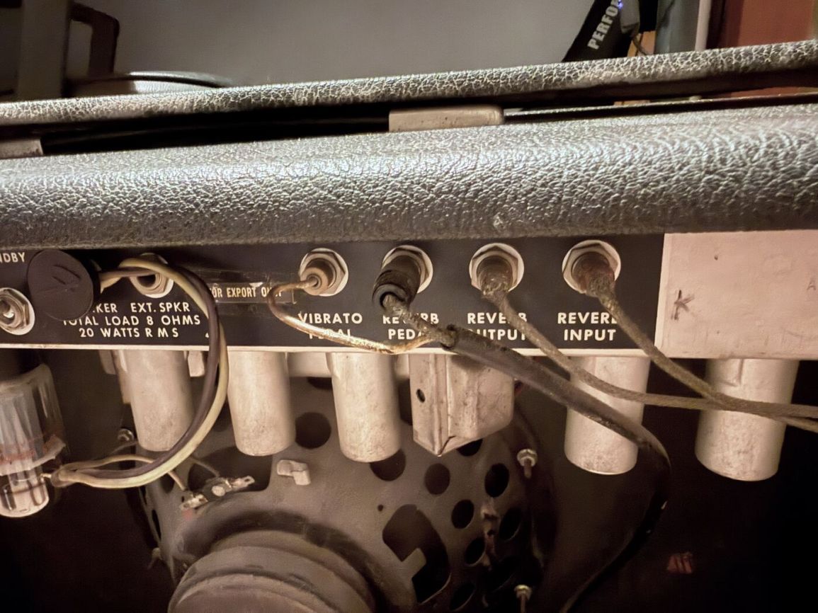 Back panel jacks: vibrato pedal, reverb pedal, reverb output and input
