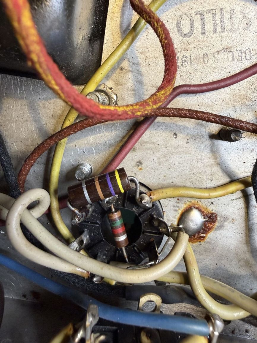 Resistor mounted directly on a tube socket, part of the 6L6 conversion