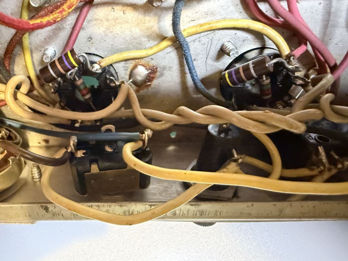 Two resistors mounted at adjacent tube sockets
