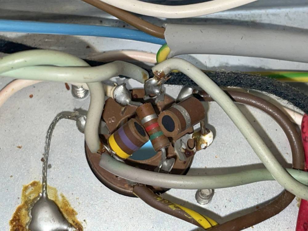Close-up of a power tube socket and its mounted resistor